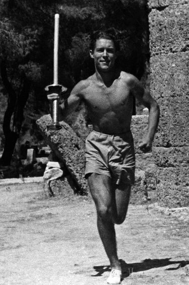 Konstantin Kondylis, premier relayeur de la flamme olympique, au départ d'Olympie dans le cadre du relais des Jeux de Berlin 1936.