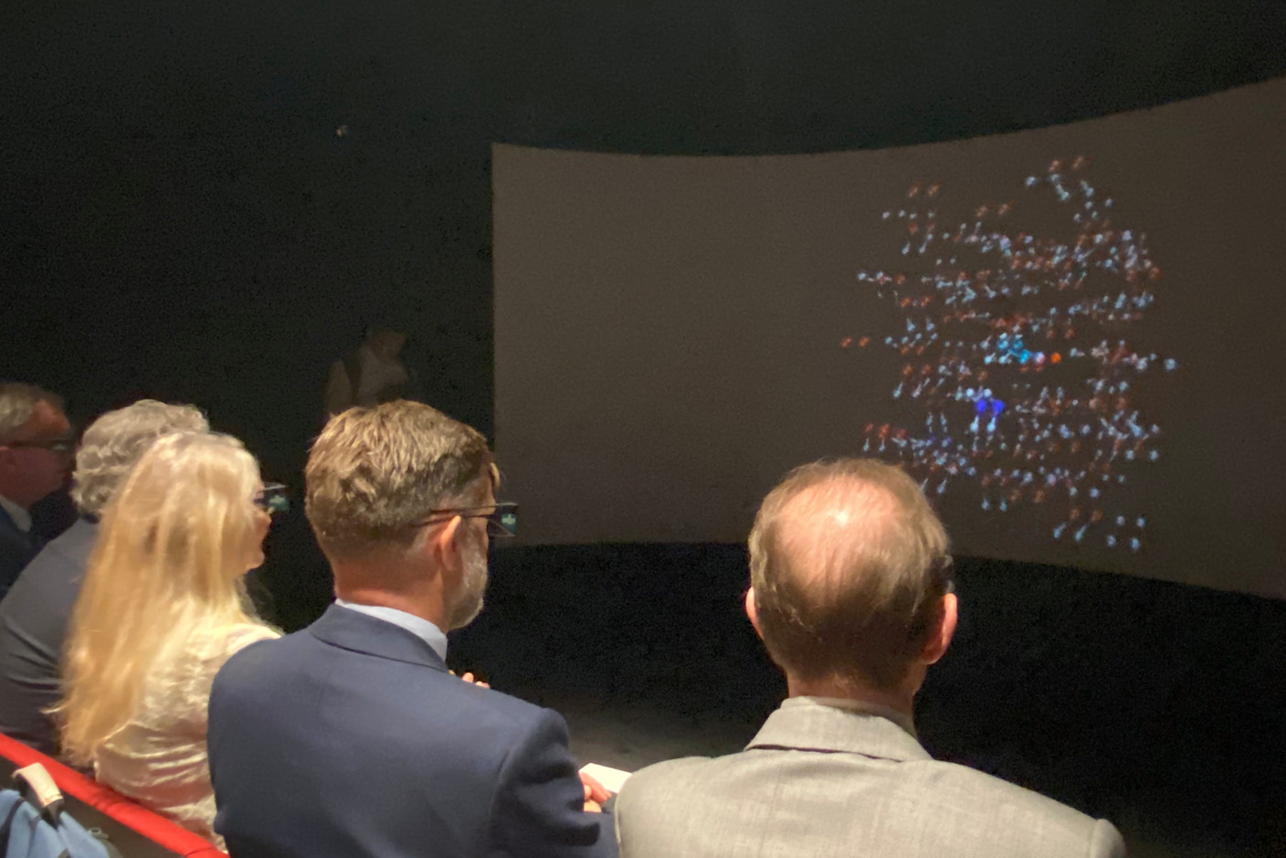 Entre la vice-présidente de la Sorbonne Elisabeth Angel-Perez et l’ambassadeur du Luxembourg à Paris Marc Ungeheuer, le ministre de l’Économie a pu découvrir l’intérêt de la 3D aux représentations moléculaires. (Photo: Maison Moderne)