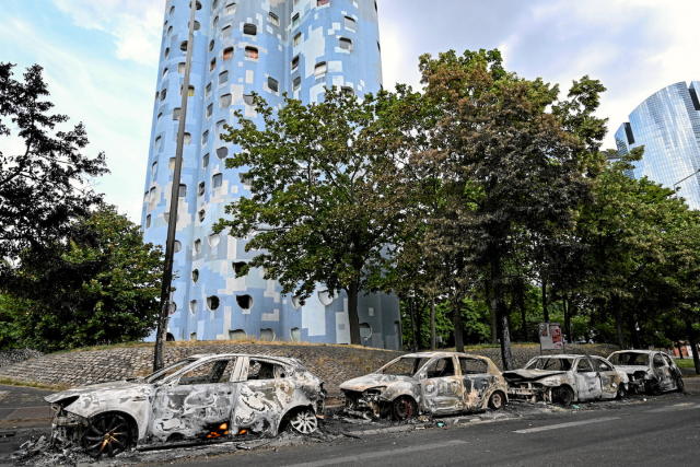 Voitures incendiées au pied de la cité Pablo-Picasso à Nanterre, le 30 juin 2023.&nbsp; - Credit:BERTRAND GUAY / AFP