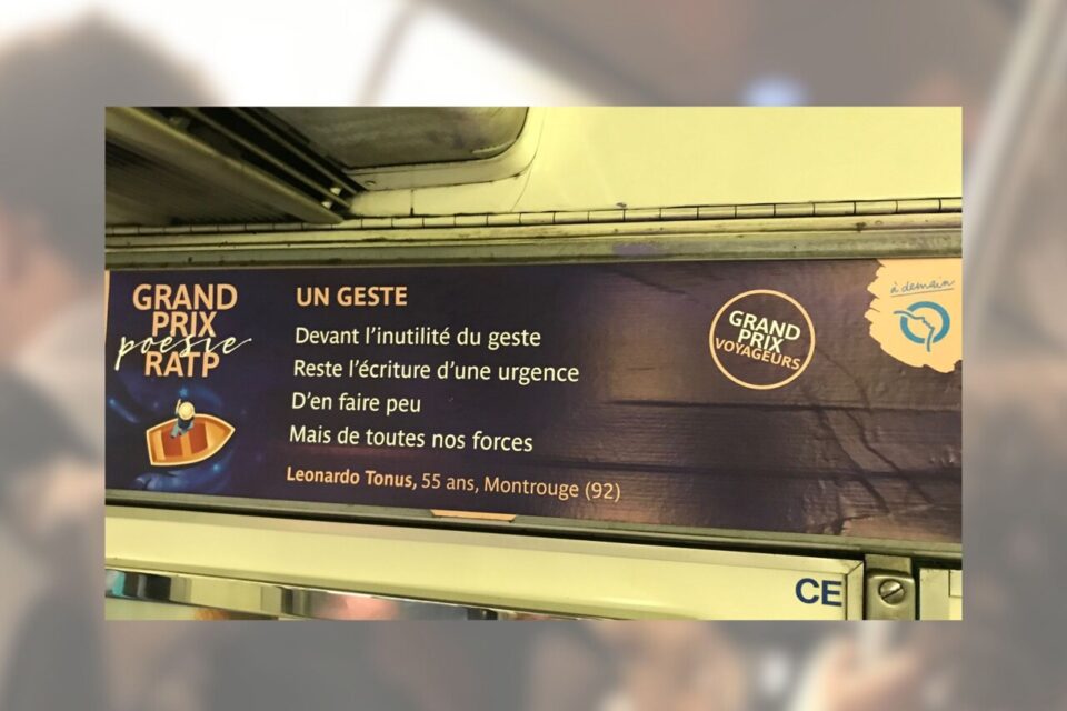 Le poème de Leonardo Tonus est visible dans les rames de métro parisiennes, ici, sur la ligne 12.