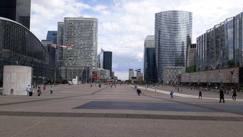 La dalle très minérale du quartier d’affaires de La Défense, vue depuis la Grande Arche. Serge Muller, Fourni par l'auteur