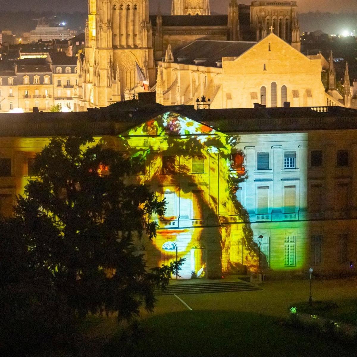 Mapping vidéo sur la façade de l’Hôtel de ville de Bordeaux.