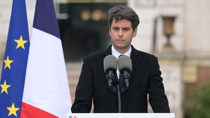 Le Premier ministre français Gabriel Attal se prépare à un discours sur la place de la ville lors d'une visite marquant son 100e jour à Matignon, à Viry-Chatillon, au sud de Paris, le 18 avril 2024. (BERTRAND GUAY / AFP)