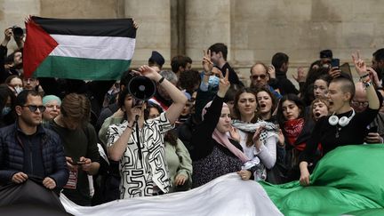 Des étudiants mobilisés pour la cause palestinienne aux abords de l'université de la Sorbonne, à Paris, le 29 avril 2024. (GEOFFROY VAN DER HASSELT / AFP)